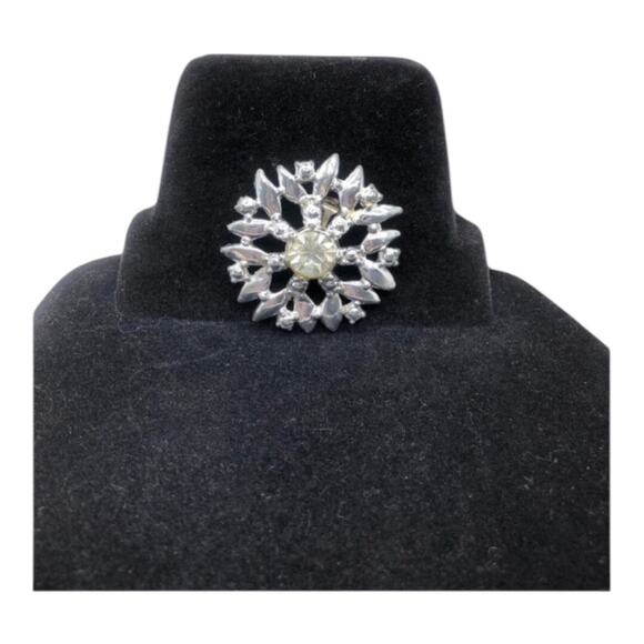 Brooch Vintage Mid Century Silver Tone Flower Snow Flake Center Rhinestone Pin - Picture 3 of 8